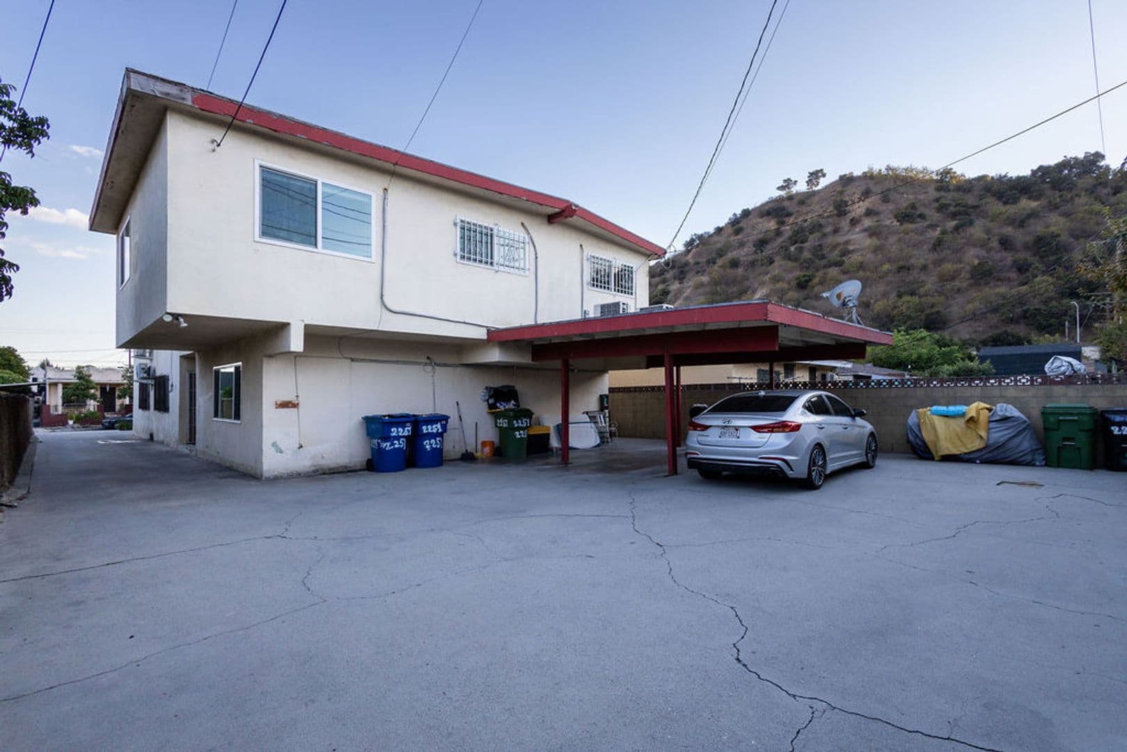 Los Angeles Apartment: 2251 Gatewood Street - Unit 4