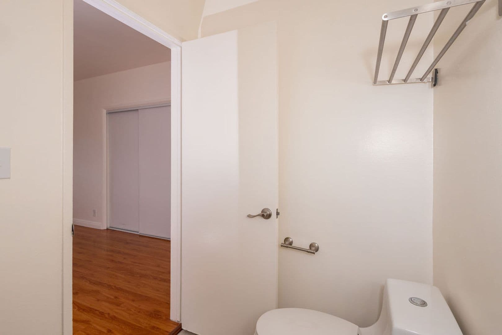 Los Angeles Apartment: 2251 Gatewood Street - Unit 4