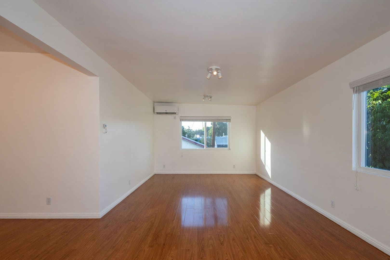 Los Angeles Apartment: 2251 Gatewood Street - Unit 4