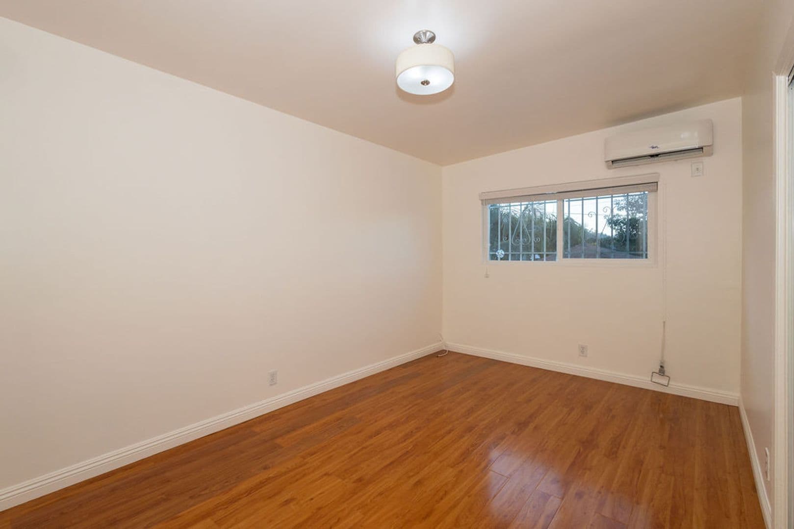 Los Angeles Apartment: 2251 Gatewood Street - Unit 4