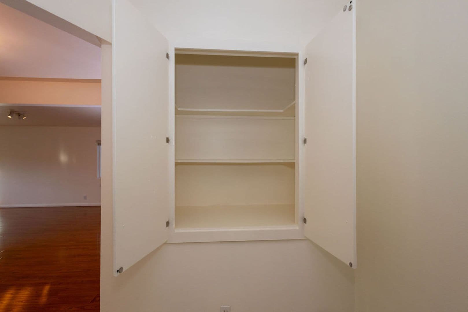 Los Angeles Apartment: 2251 Gatewood Street - Unit 4