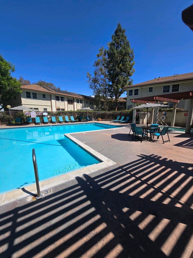 Los Angeles Condo: 3634 Kalsman Dr. #4