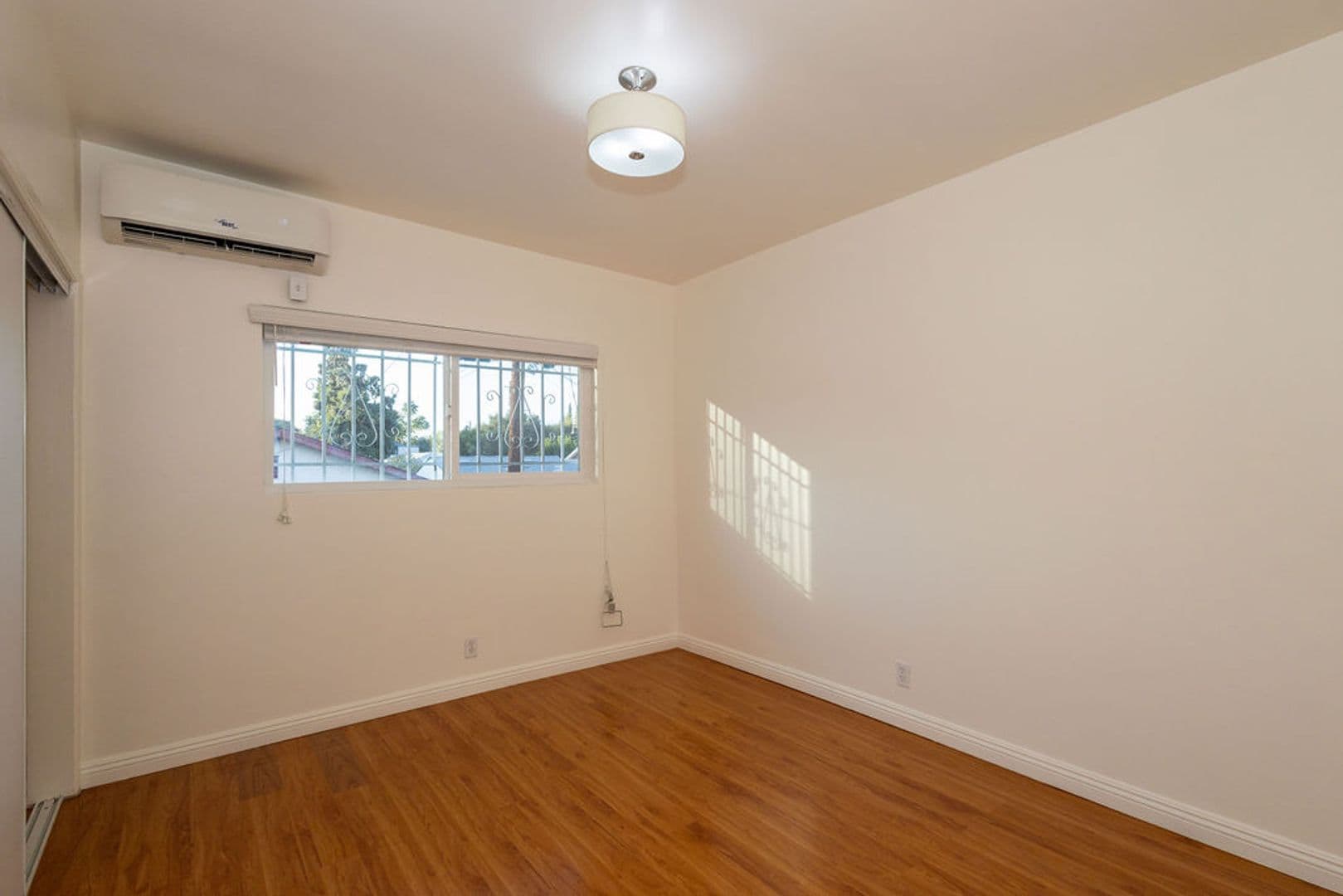Los Angeles Apartment: 2251 Gatewood Street - Unit 4