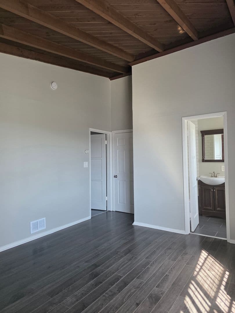 Los Angeles Apartment: 917 N. Madison Ave.