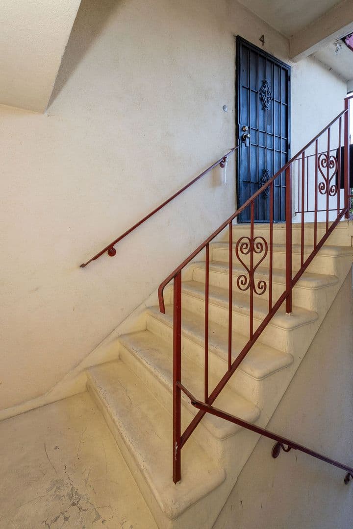 Los Angeles Apartment: 2251 Gatewood Street - Unit 4