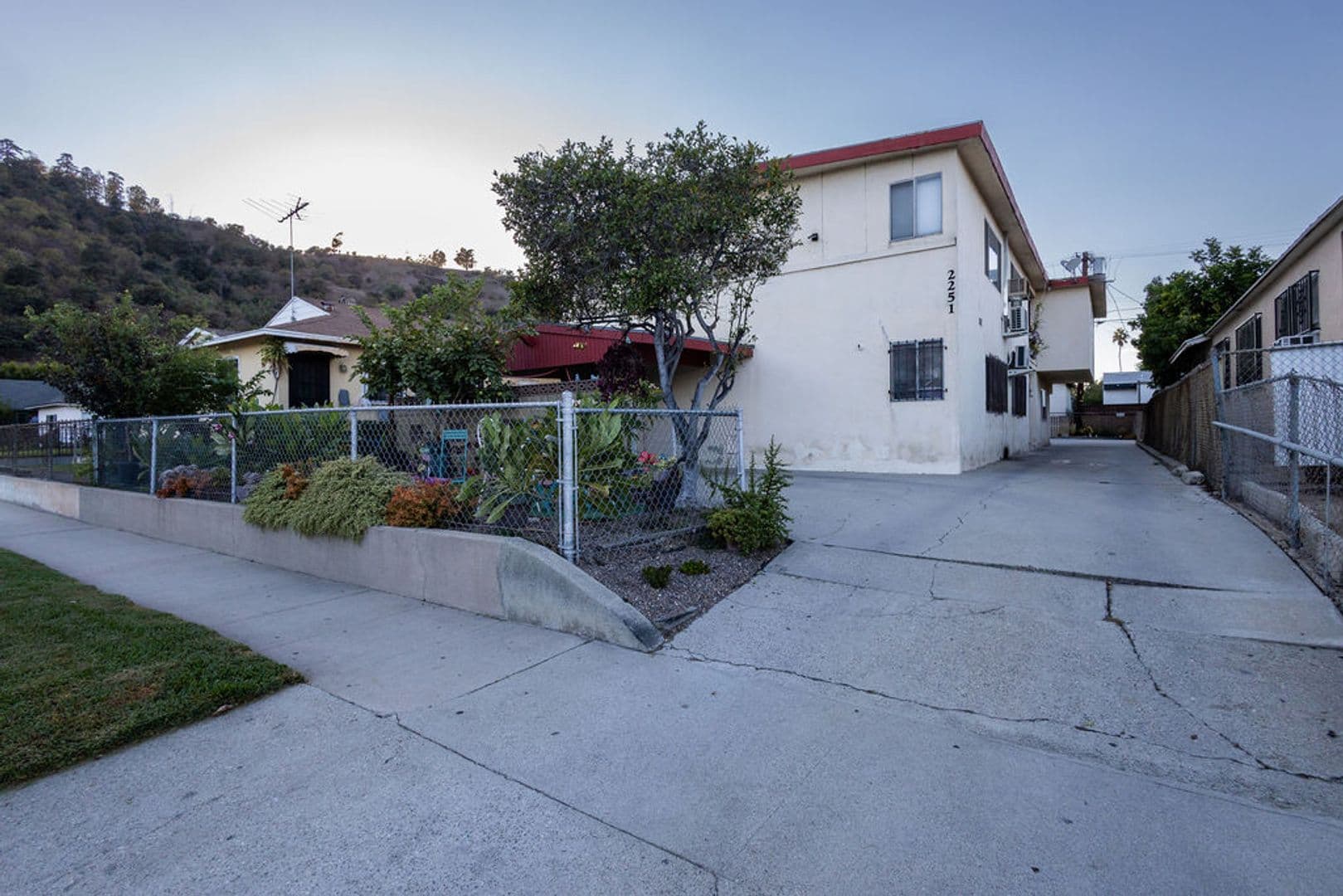 Los Angeles Apartment: 2251 Gatewood Street - Unit 4