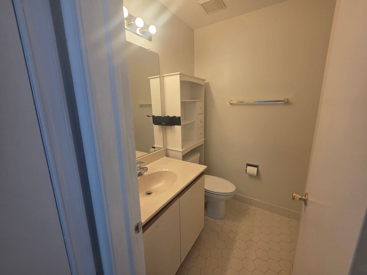 Southampton Condo: 3011 Hopkins Court