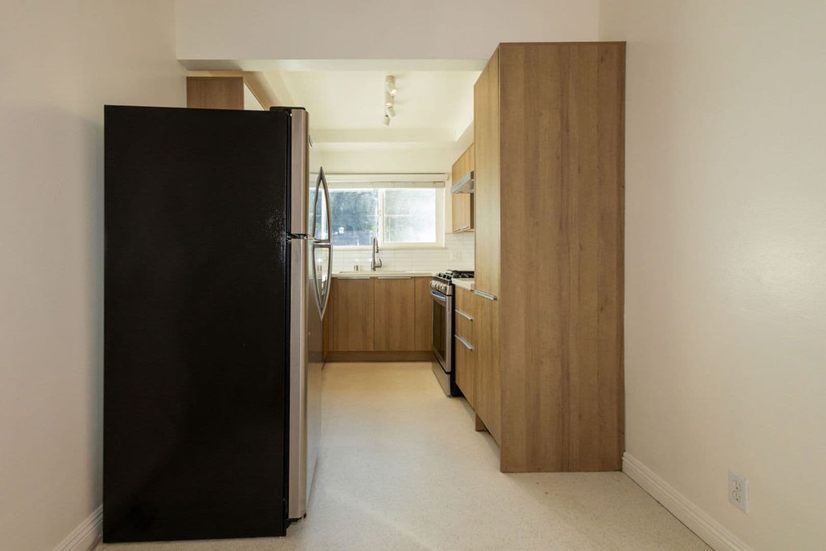 Los Angeles Apartment: 2251 Gatewood Street - Unit 4