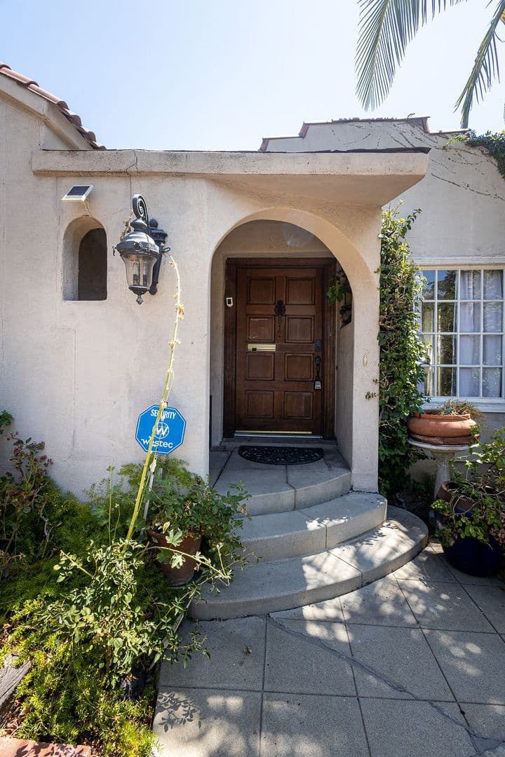 Los Angeles Multiplex: 812-812 1/2 June St