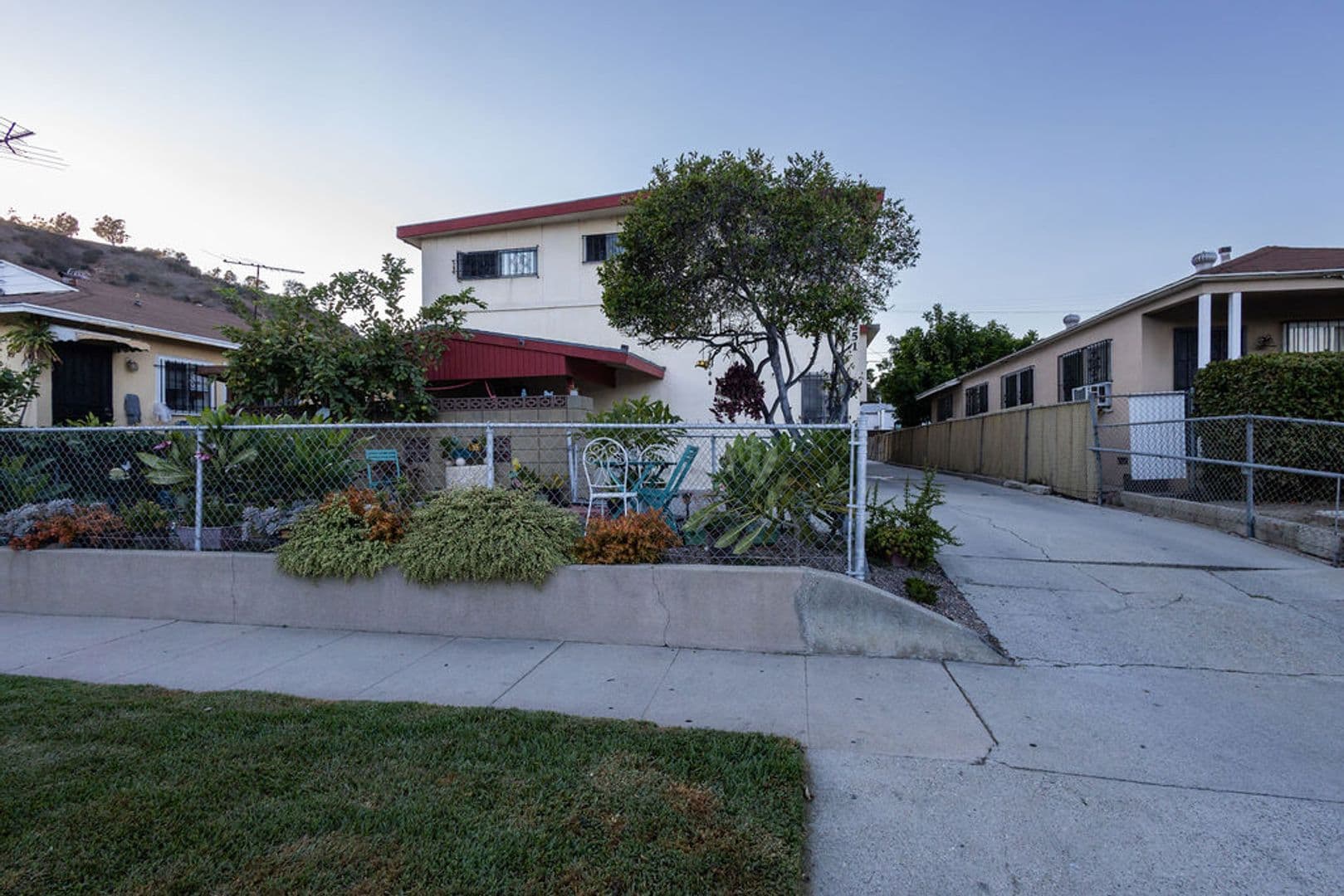 Los Angeles Apartment: 2251 Gatewood Street - Unit 4