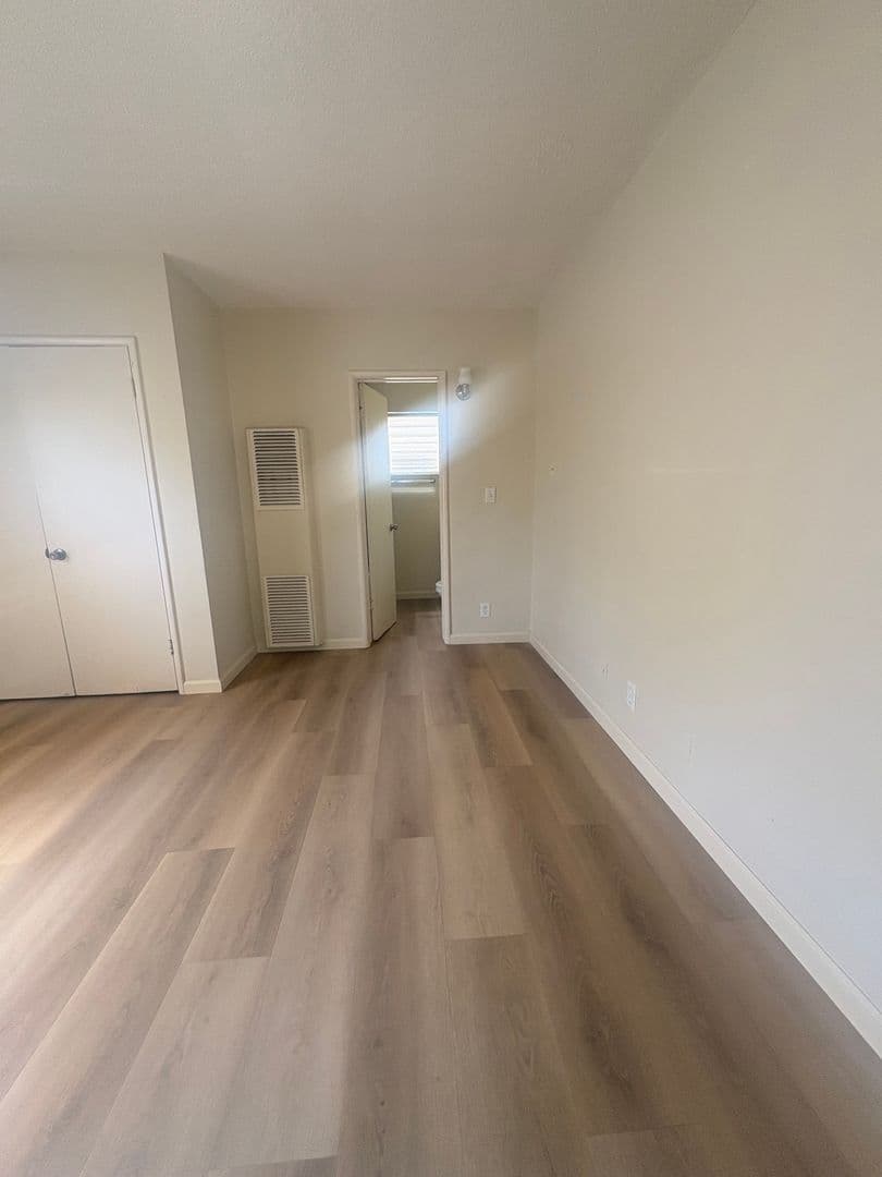 Los Angeles Apartment: 12475 Culver Blvd.
