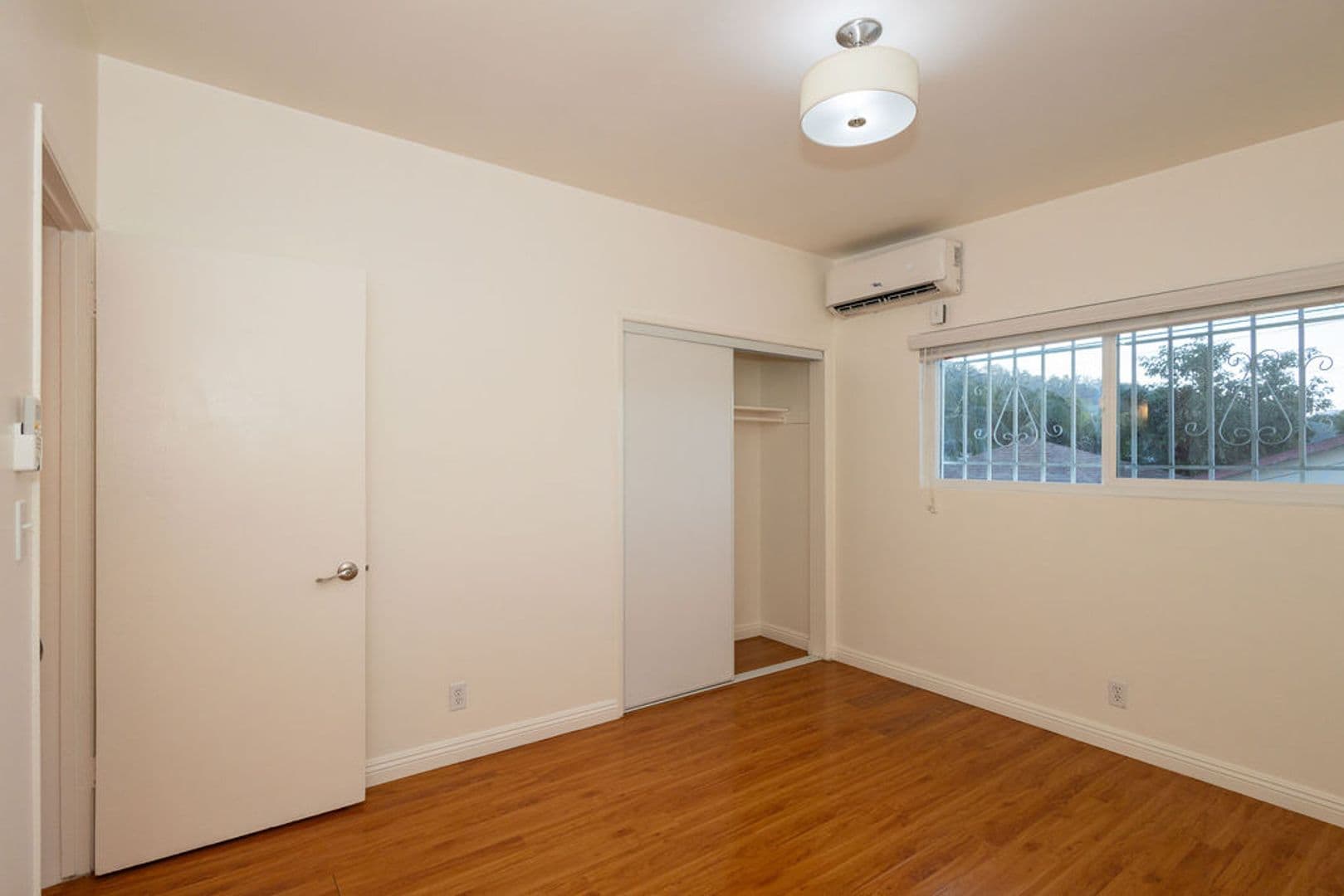 Los Angeles Apartment: 2251 Gatewood Street - Unit 4
