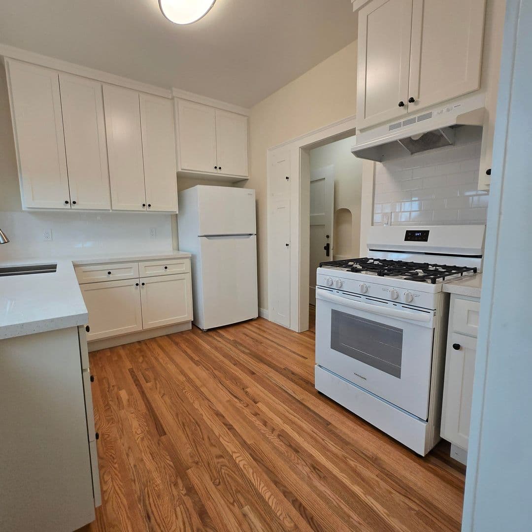 Los Angeles Apartment: 734 S Detroit St
