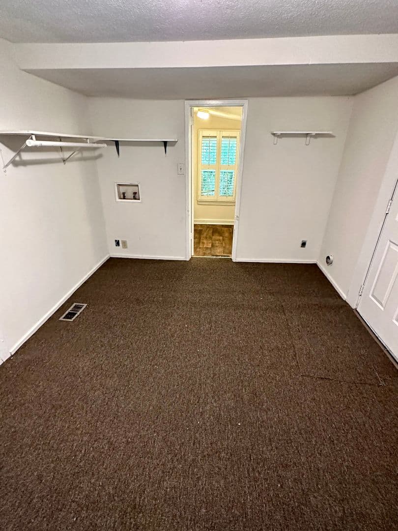 COLUMBUS Apartment: 4334-4404 FAIRVIEW DRIVE