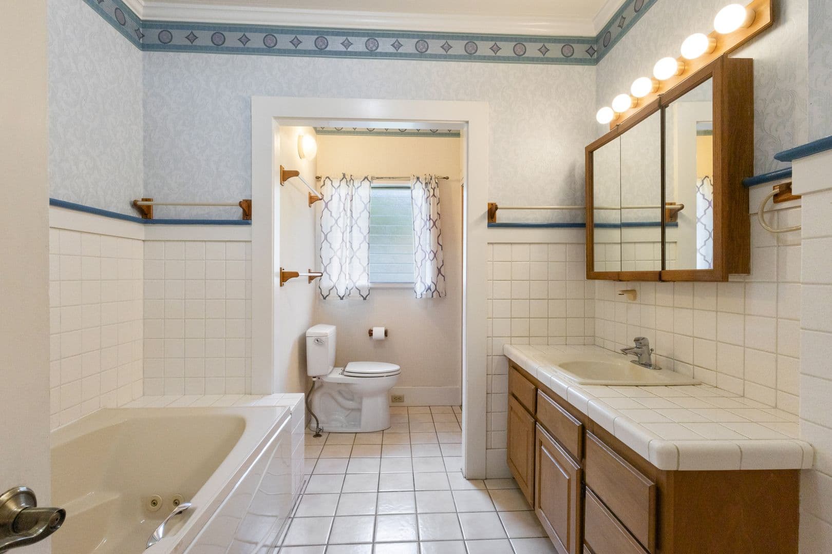 Honolulu House: 2910 Nanihale Place