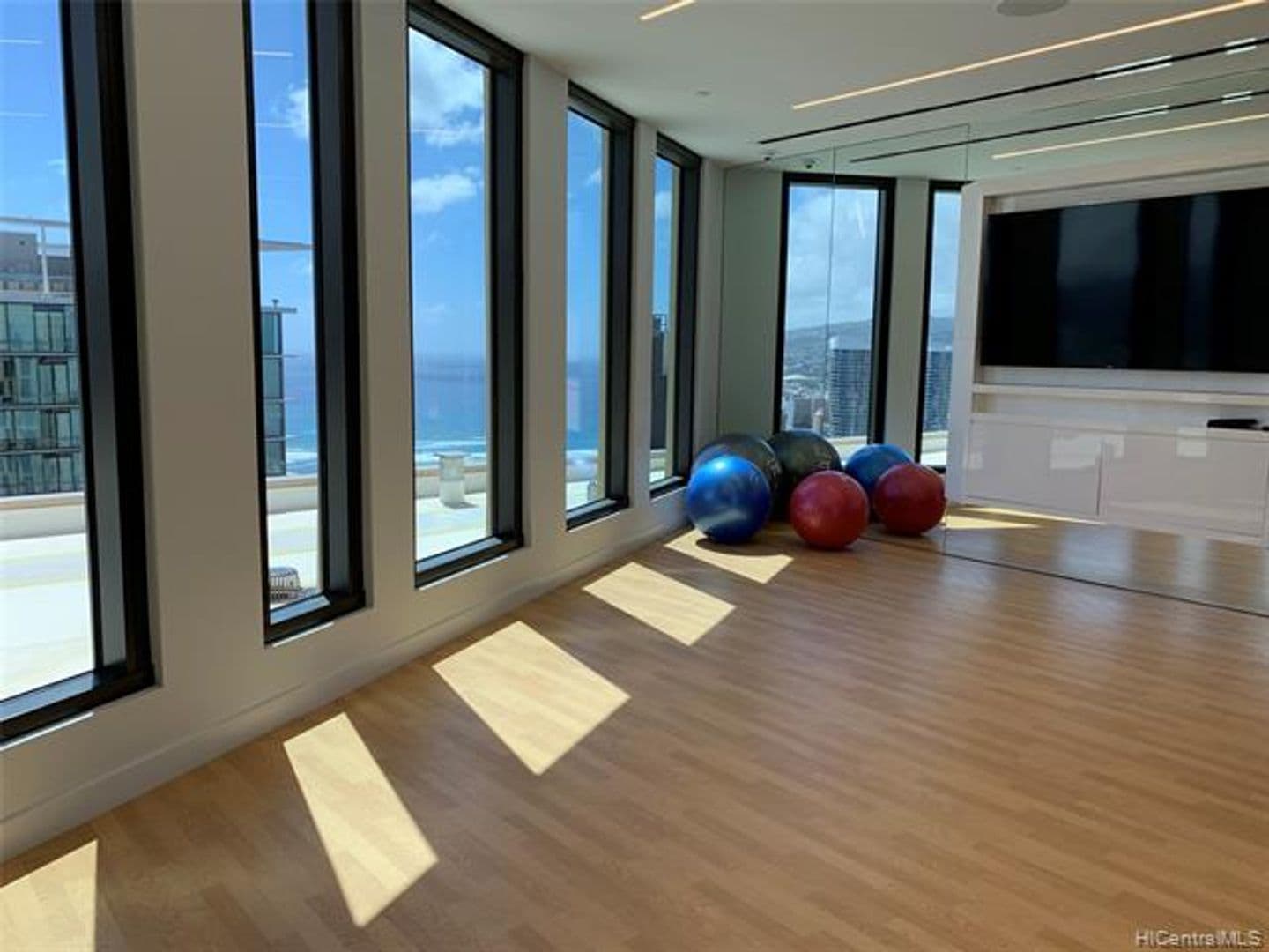 Honolulu Condo: 987 Queen St #327