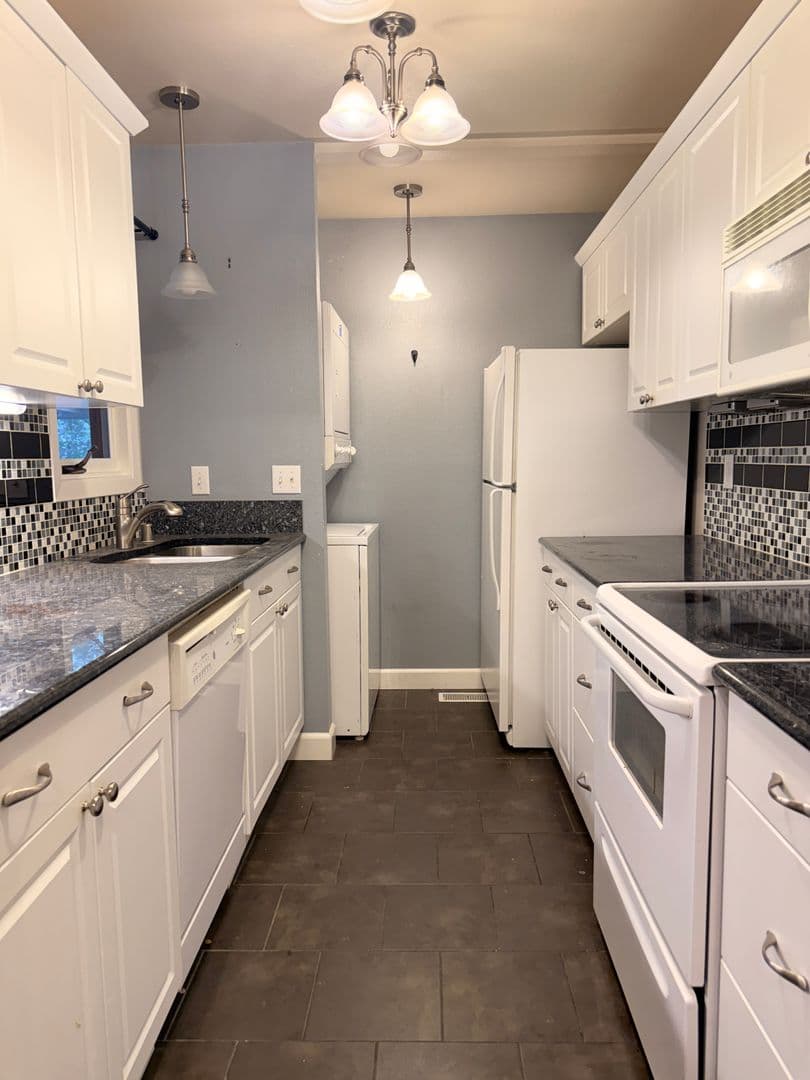 Anchorage House: 7351 Huntsmen Cir. #18G