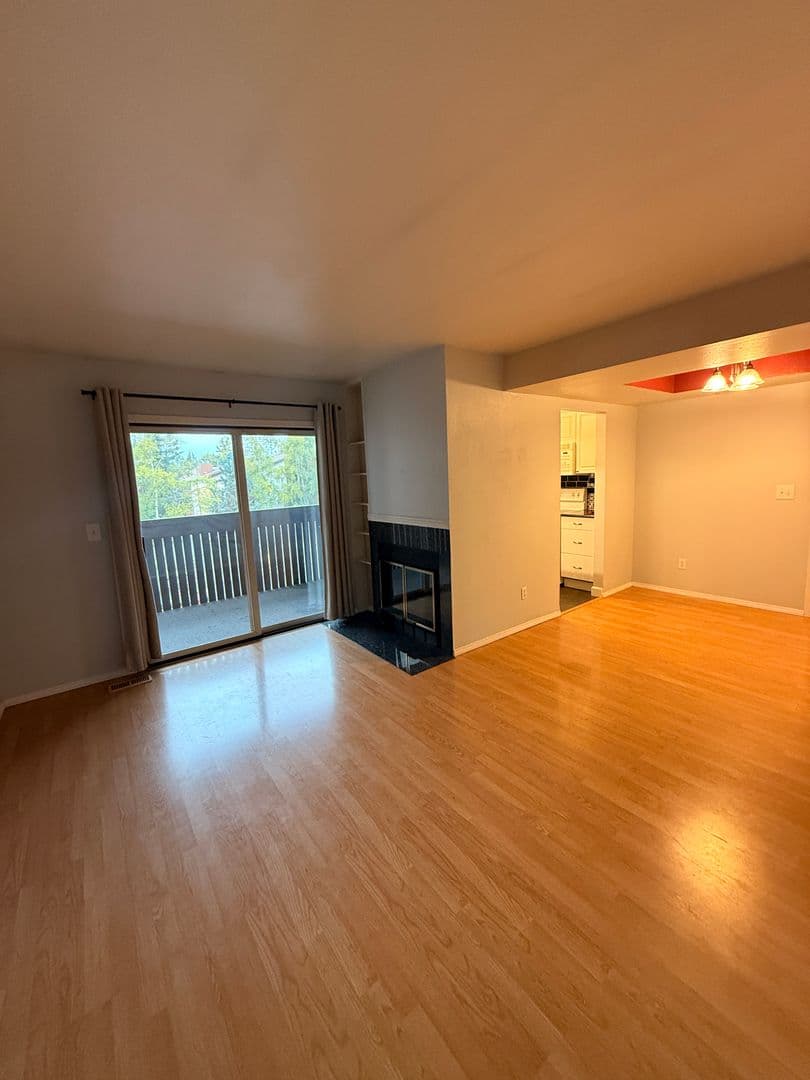 Anchorage House: 7351 Huntsmen Cir. #18G