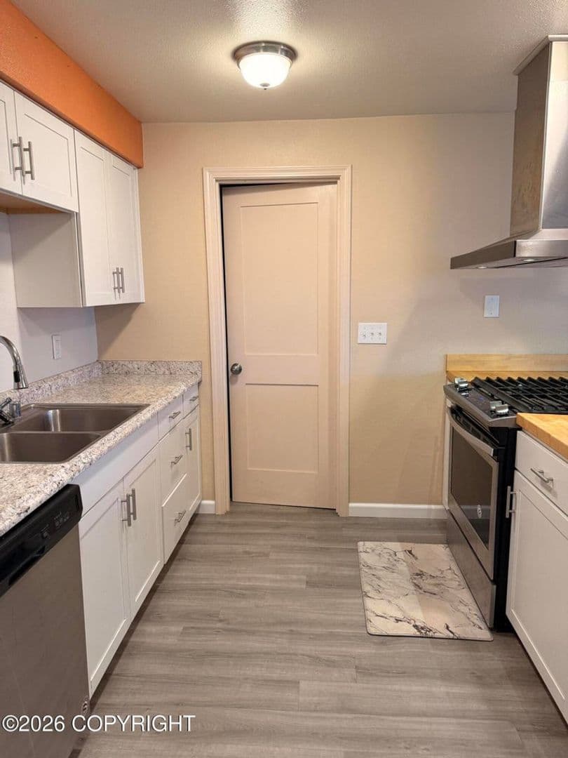 Anchorage House: 529 E 25th Ave
