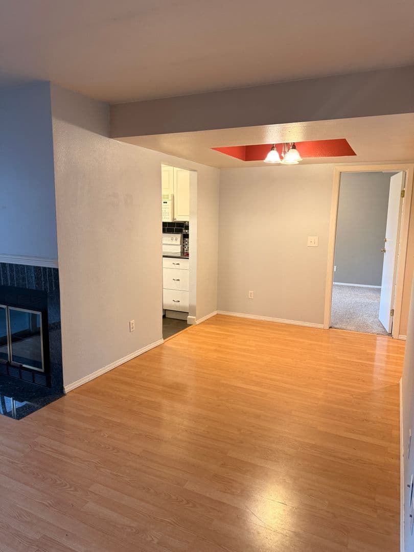 Anchorage House: 7351 Huntsmen Cir. #18G