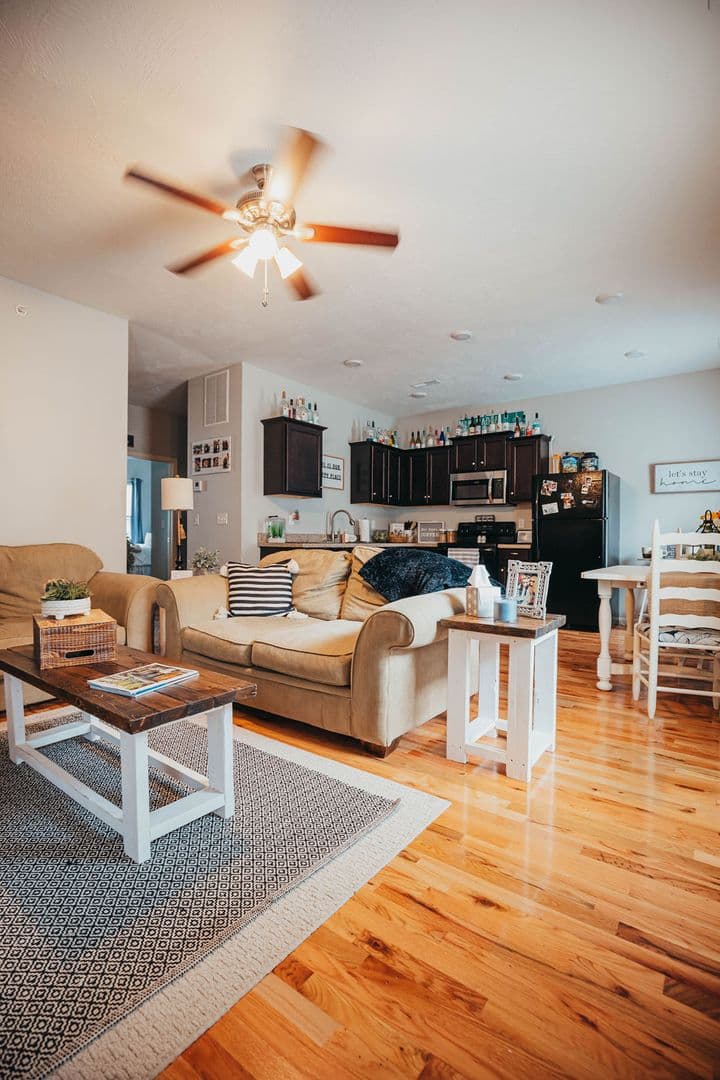 Springfield Apartment: 1325 E Cherry