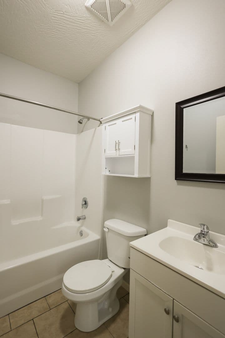 Springfield Apartment: 1325 E Cherry