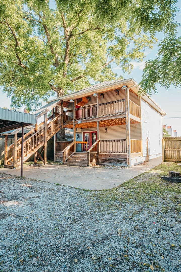 Springfield Apartment: 800 E Grand