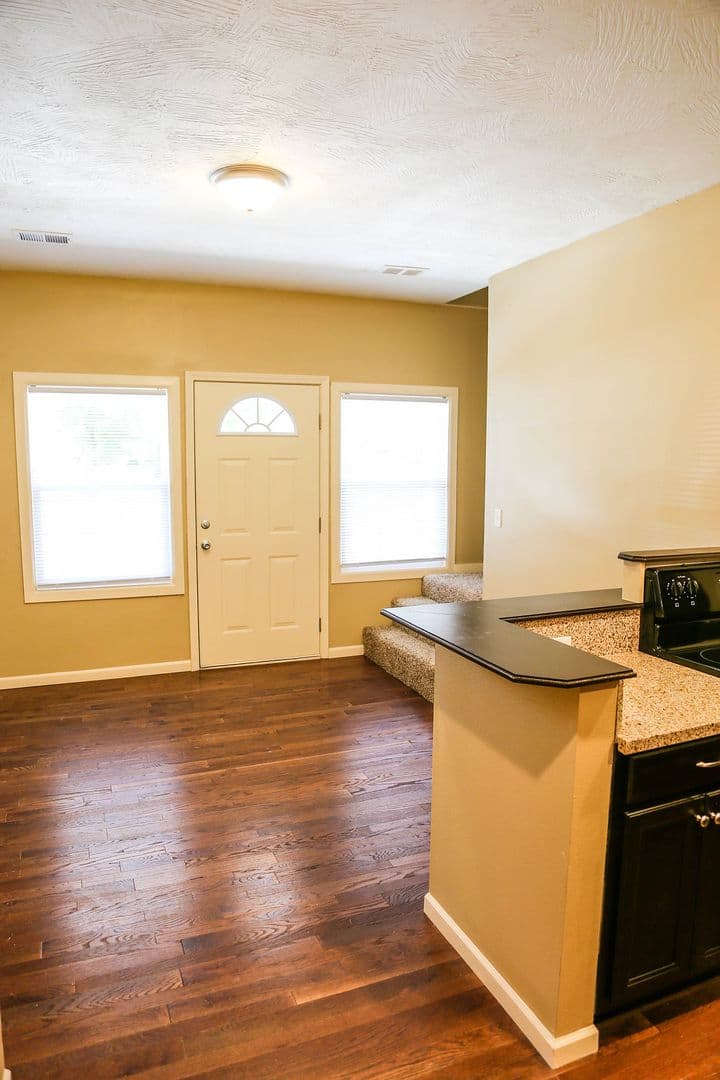 Springfield Apartment: 512 S. Main