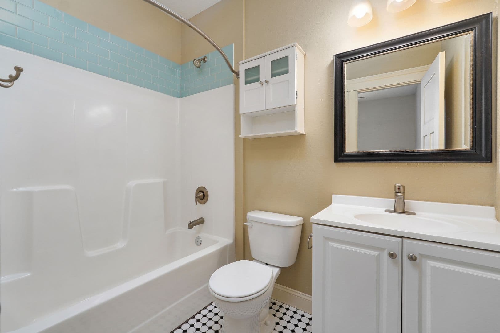 Springfield Apartment: 1046 E Walnut