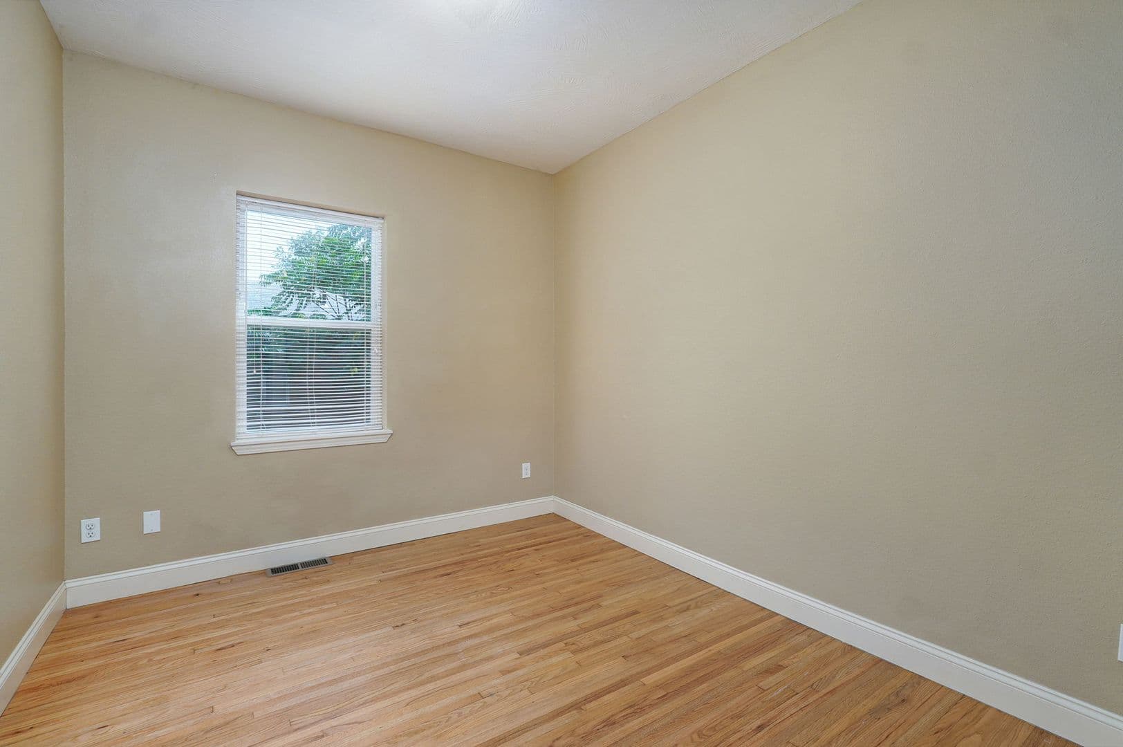 Springfield House: 631 S Kickapoo