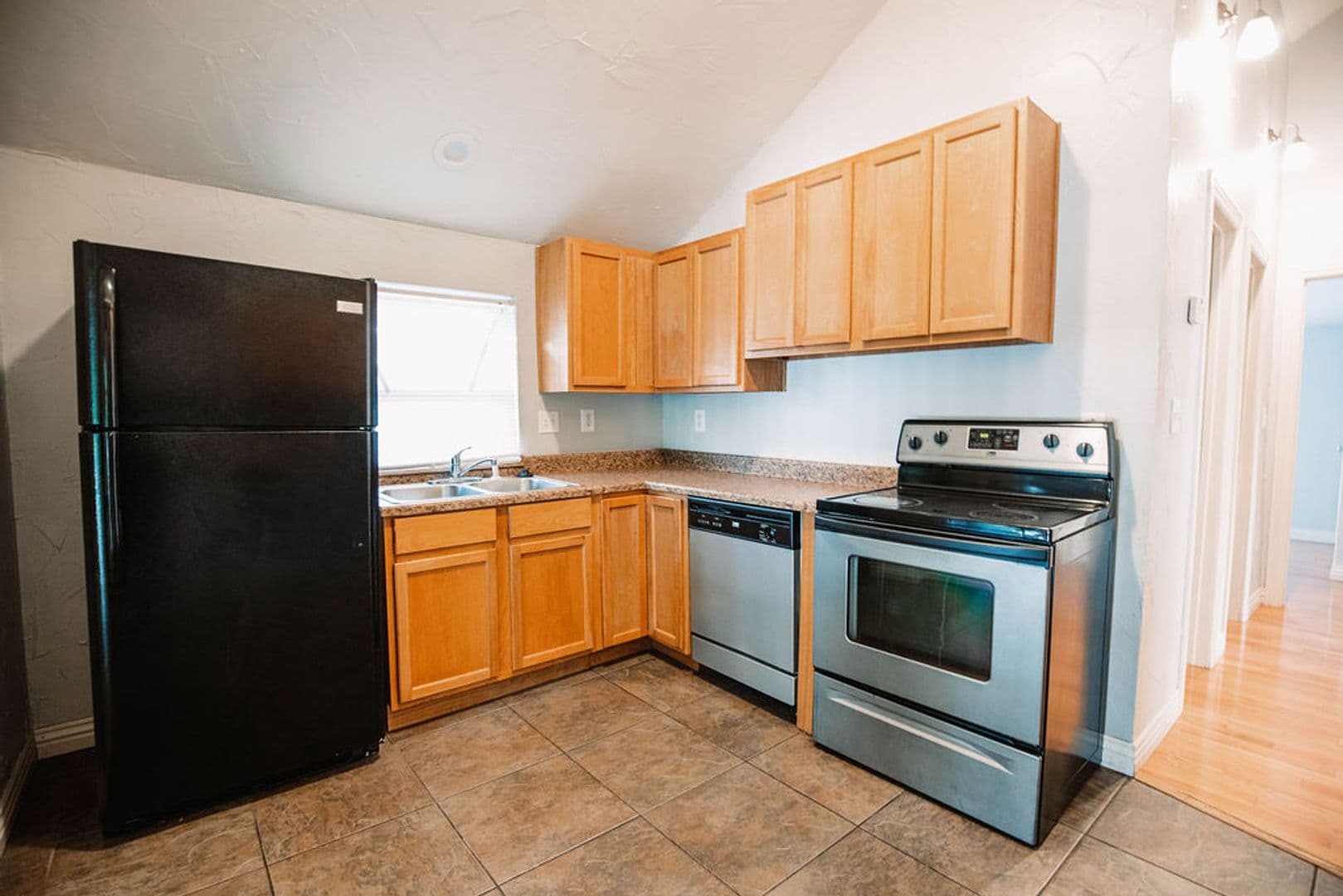 Springfield Apartment: 800 E Grand