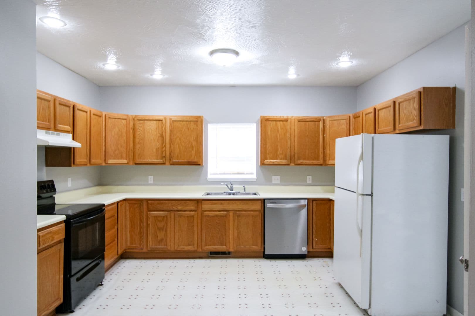 Springfield House: 613 S Main Ave