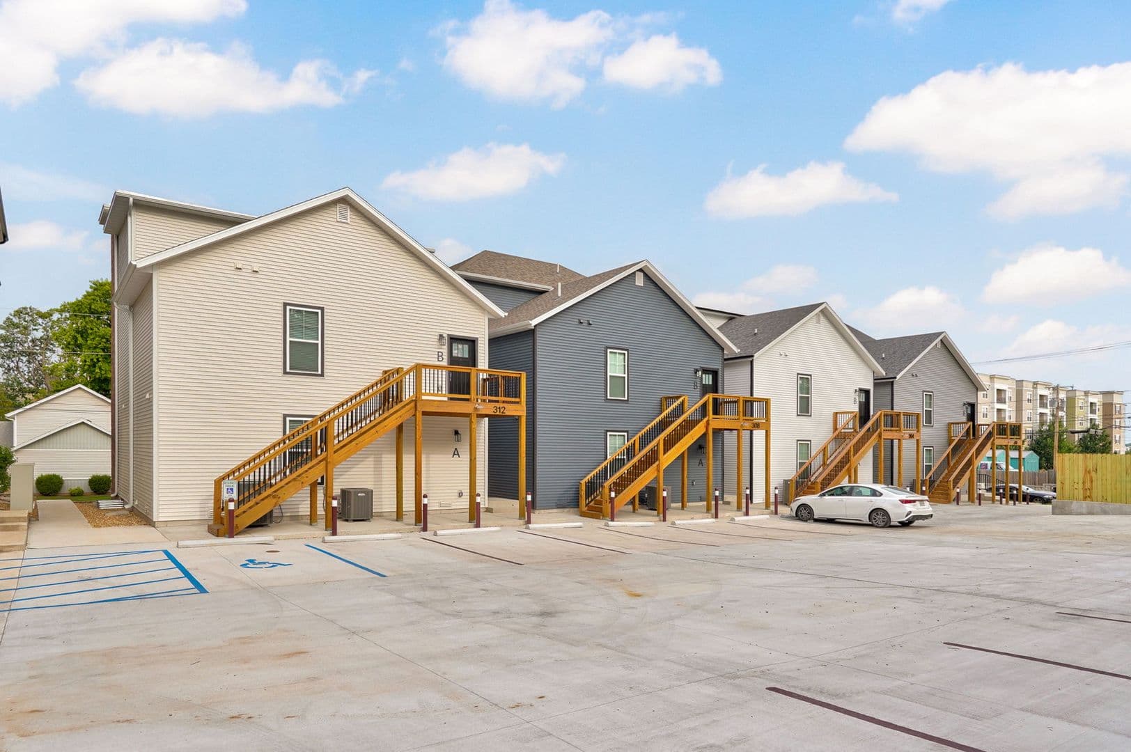 Springfield Apartment: 304 S Hampton Ave
