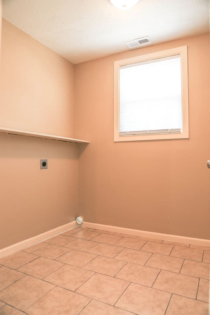 Springfield Apartment: 512 S. Main