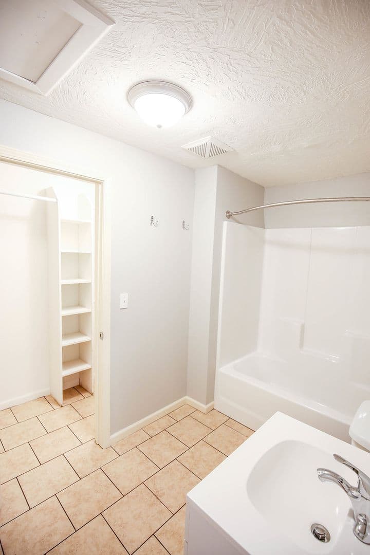 Springfield House: 926 E Loren