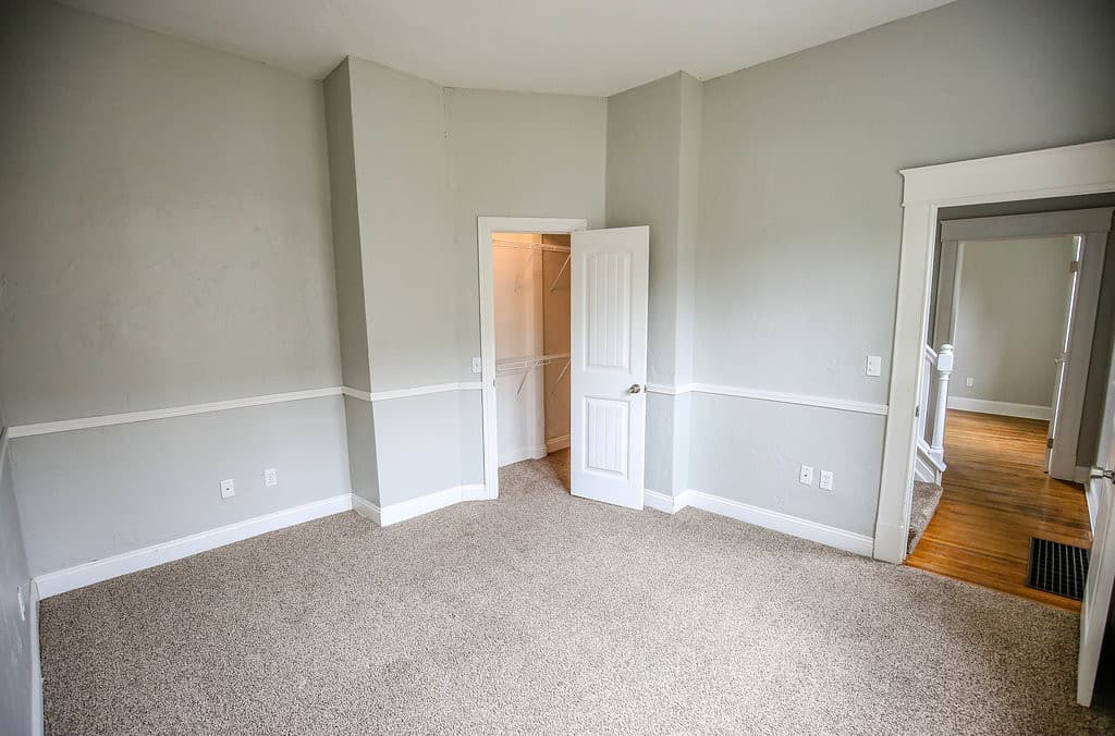 Springfield House: 1037 W State St