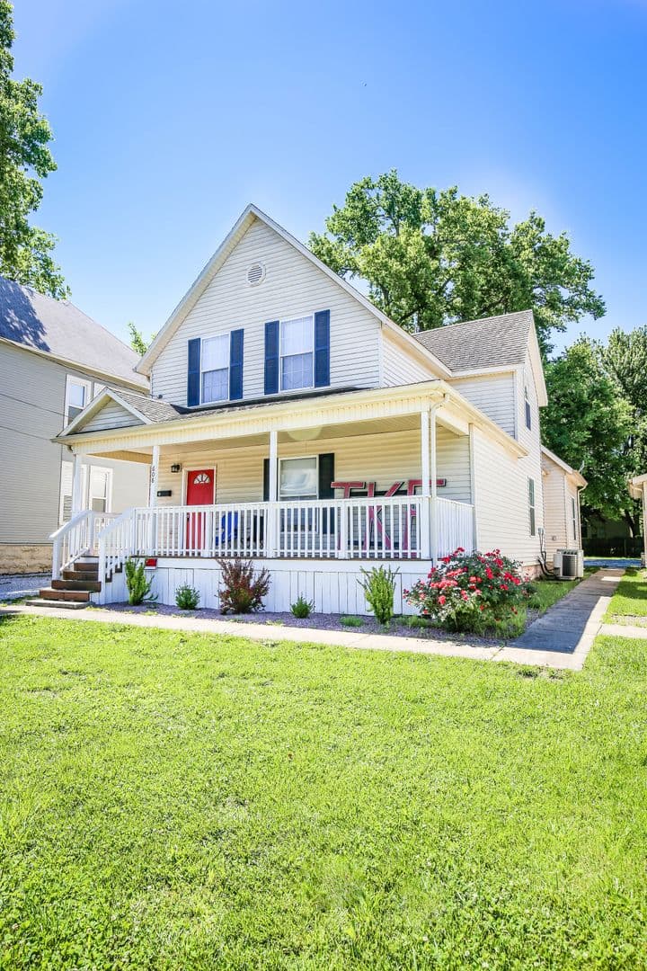 Springfield Apartment: 608 W Mt Vernon