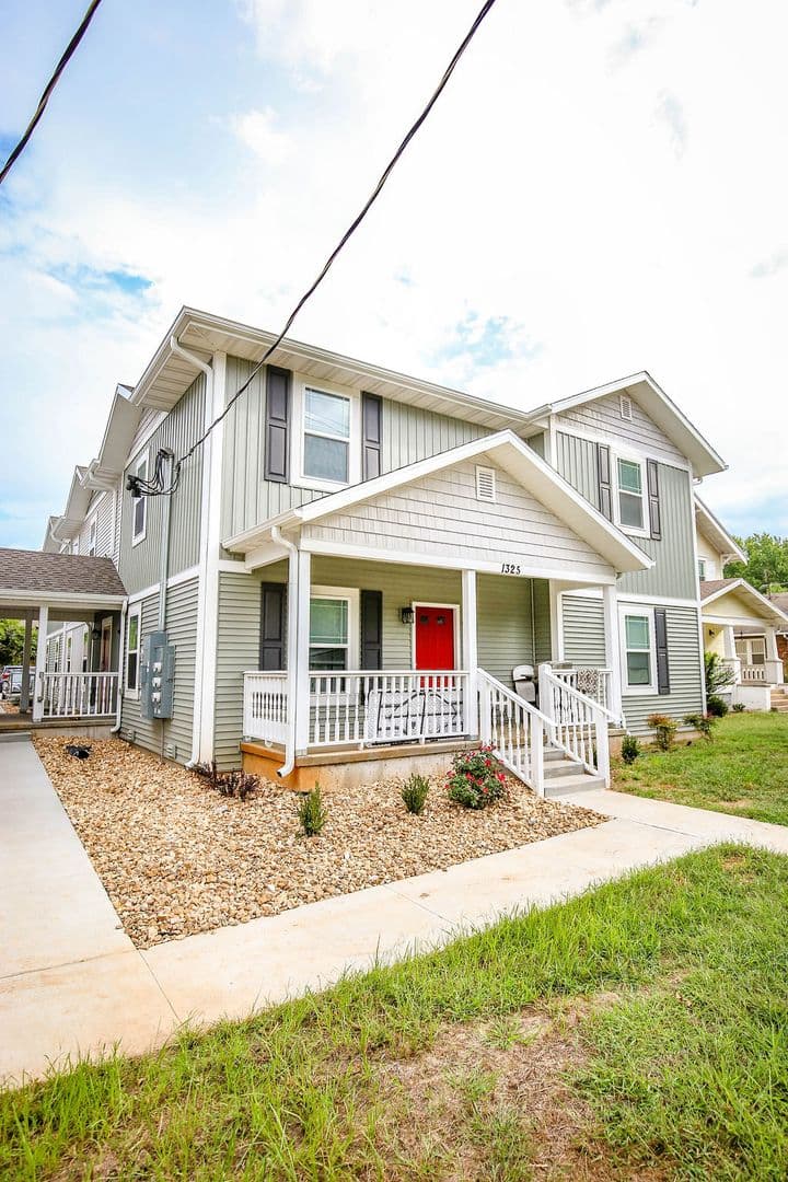 Springfield Apartment: 1325 E Cherry