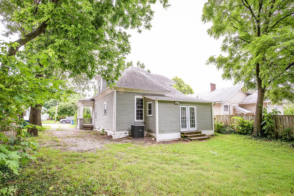 Springfield House: 1037 W State St