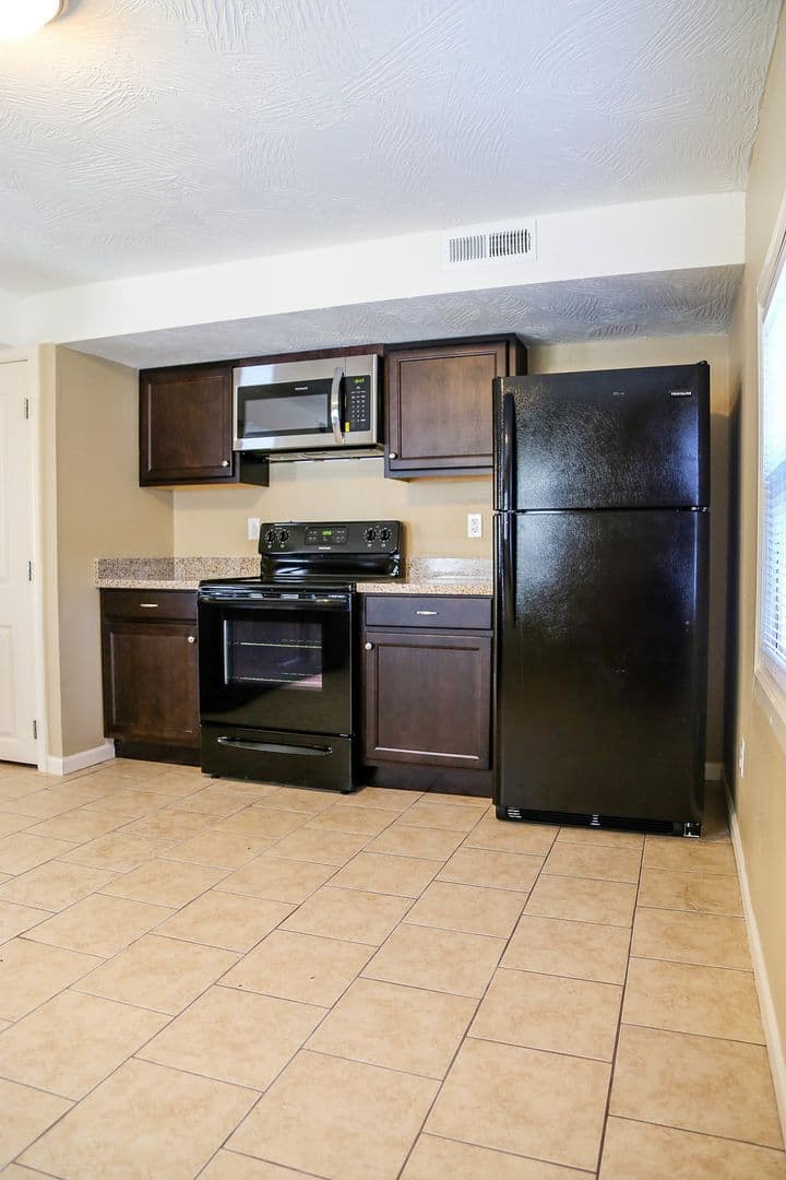 Springfield Apartment: 512 S. Main