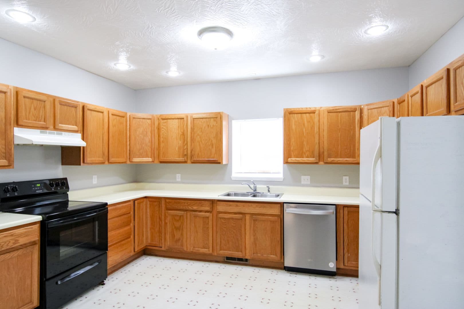 Springfield House: 613 S Main Ave
