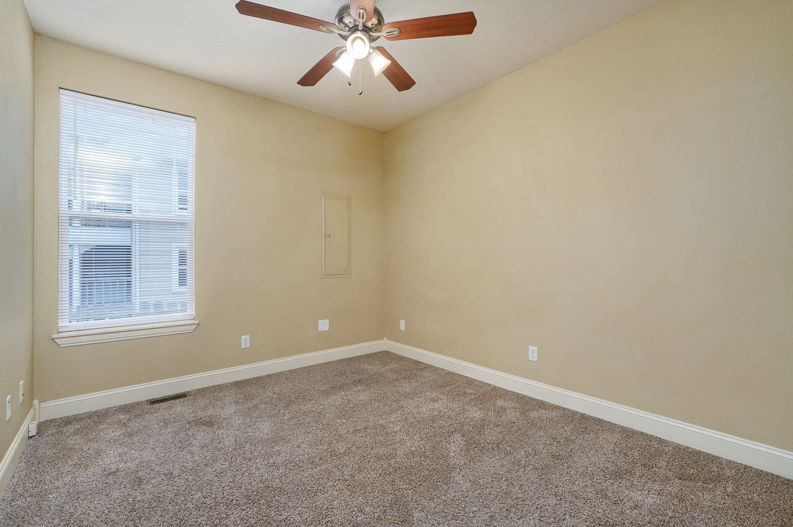 Springfield Apartment: 1046 E Walnut
