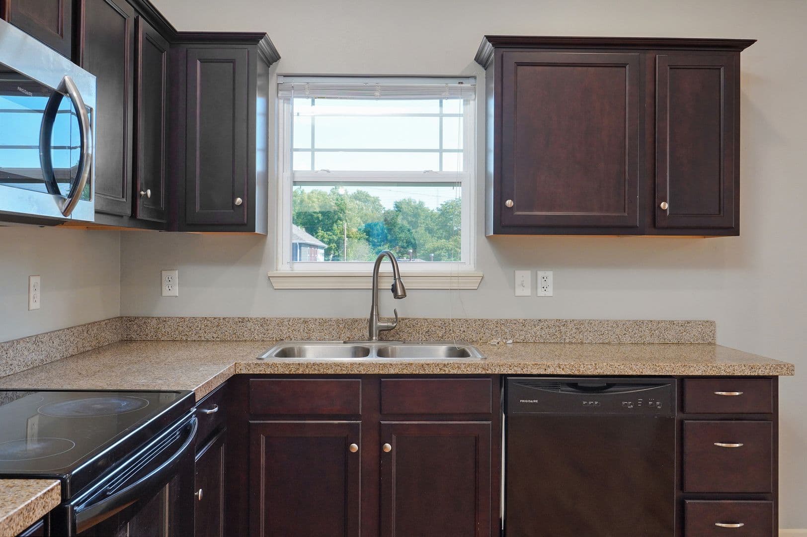 Springfield Apartment: 1325 E Cherry