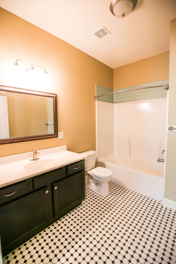 Springfield Apartment: 1144 E Walnut