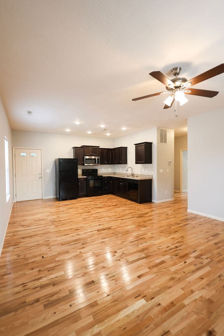 Springfield Apartment: 1325 E Cherry