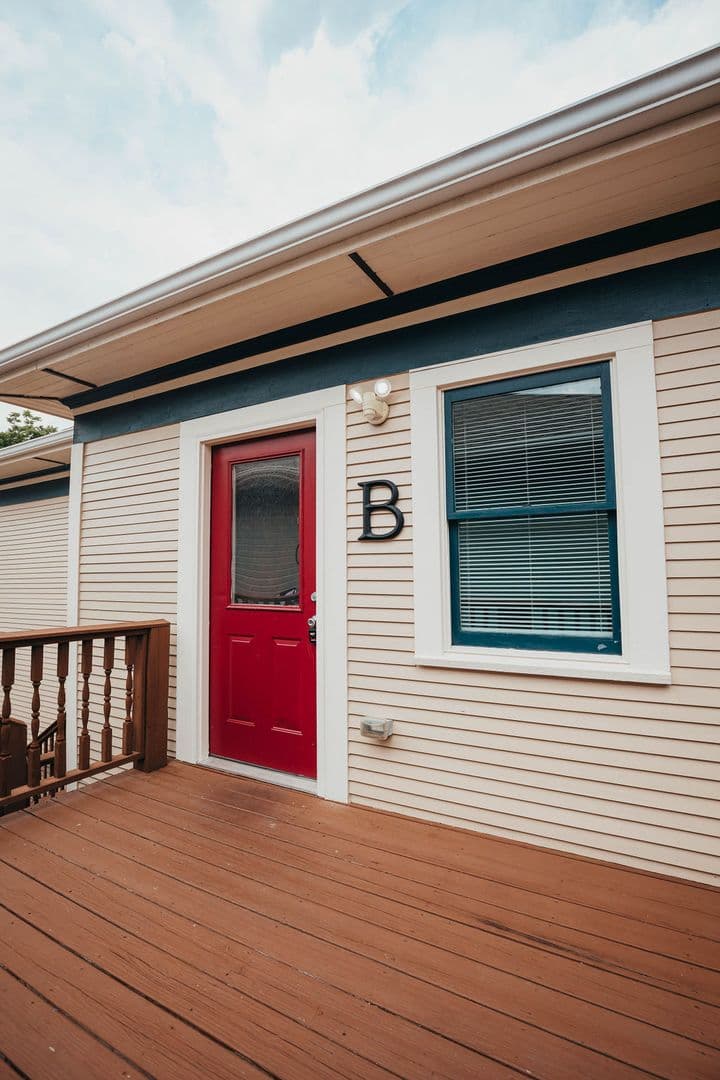 Springfield Apartment: 1046 E Walnut