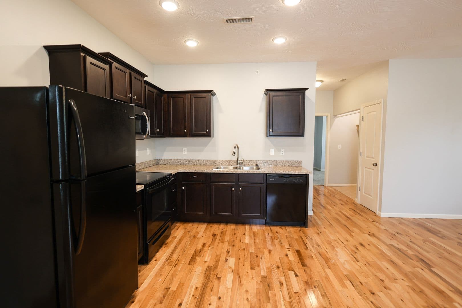 Springfield Apartment: 1325 E Cherry