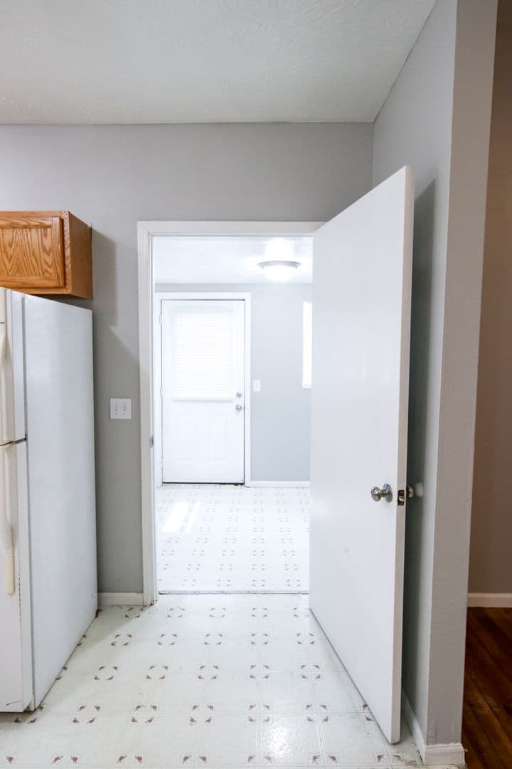 Springfield House: 613 S Main Ave