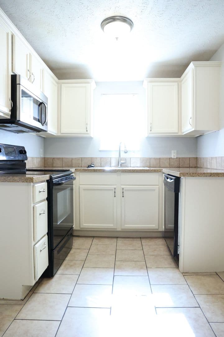 Springfield Apartment: 608 W Mt Vernon