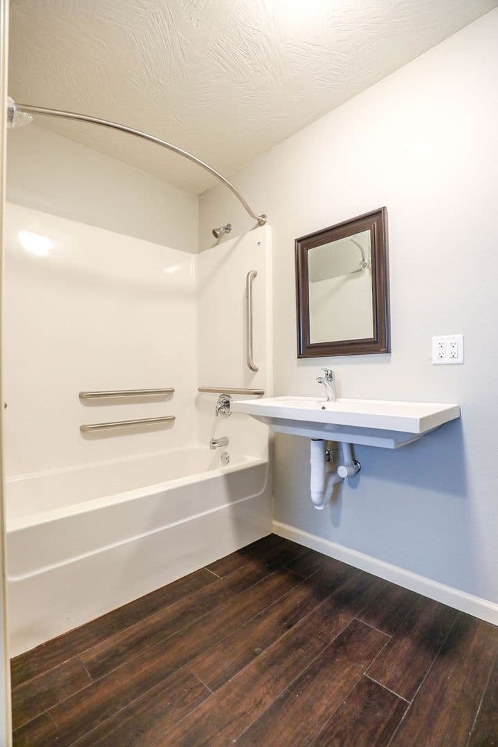 Springfield Apartment: 600 E Harrison